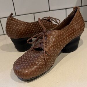 Vintage Swiss dot studded, rubber heel leather lace up shoes oxfords